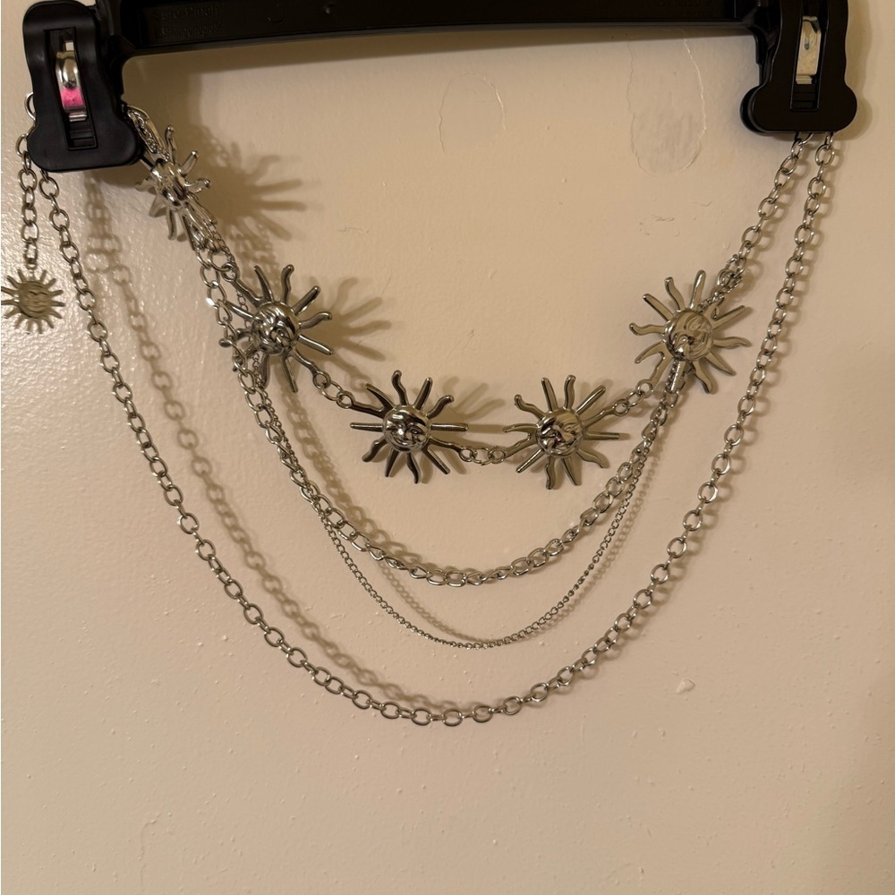 FESTIVAL VIBES! Silver Floral Chain Belt - Picture 2 of 3